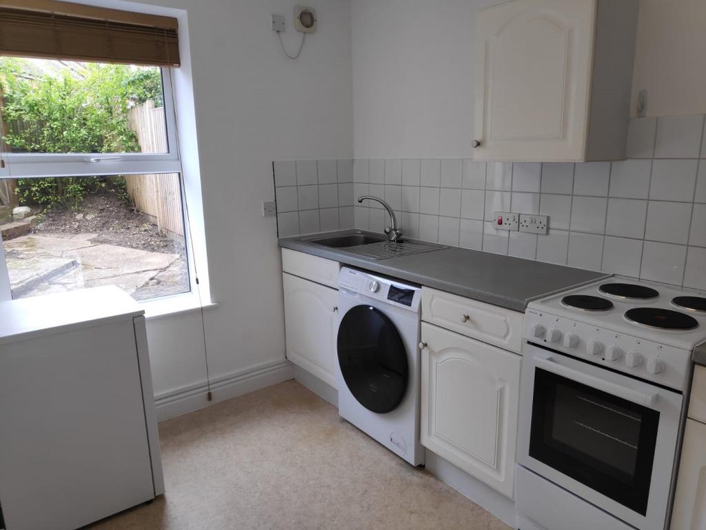 Victoria Road, Redhill 1 bed flat £1,100 pcm (£254 pw)