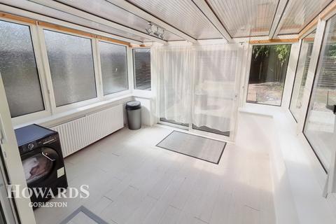 2 bedroom semi-detached bungalow for sale - Oak Road, Gorleston
