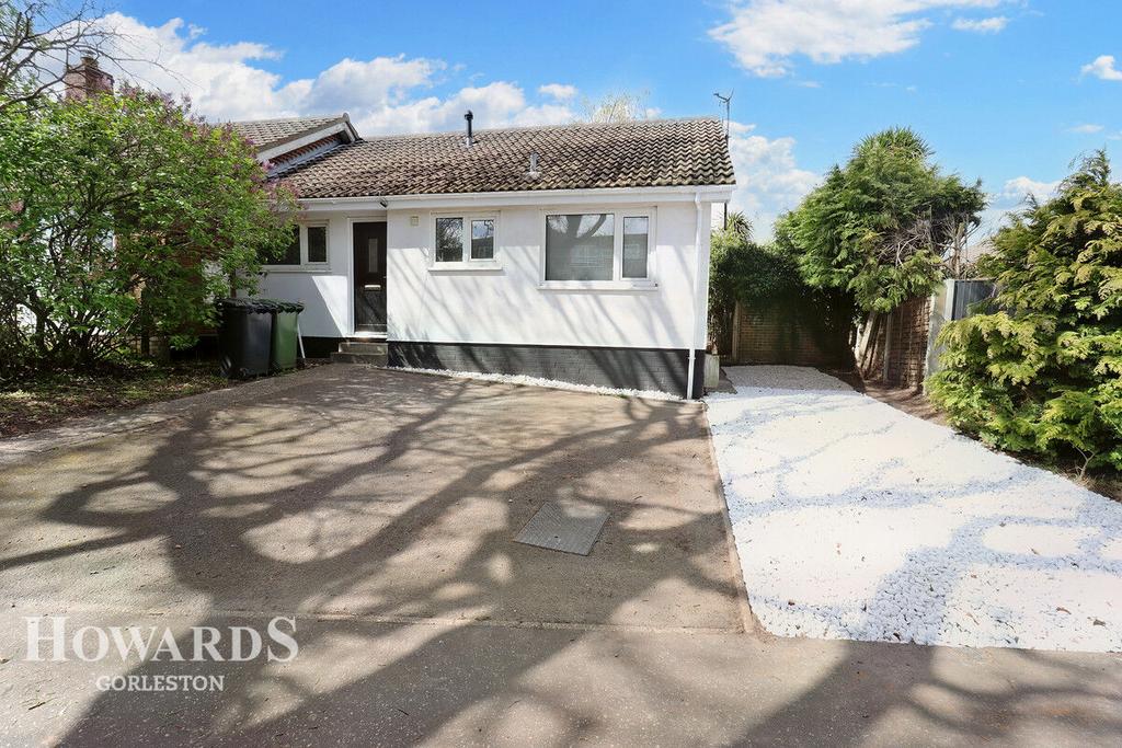 Oak Road, Gorleston 2 bed semidetached bungalow for sale £220,000