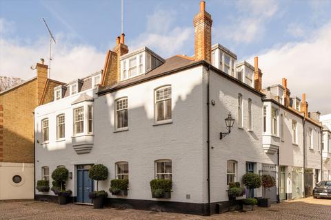 Pont Street Mews, Knightsbridge, London, SW1X