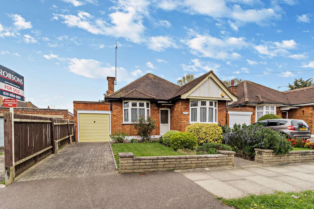 Compton Rise, Pinner, HA5 2 bed detached bungalow for sale £690,000