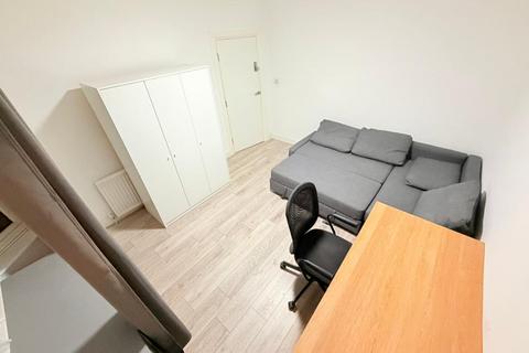1 bedroom in a house share to rent, Ardwell Avenue, Ilford, IG6