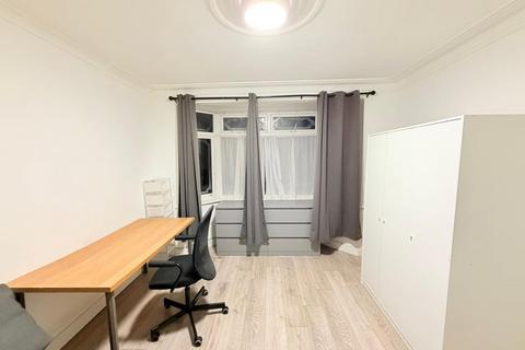 1 bedroom in a house share to rent, Ardwell Avenue, Ilford, IG6