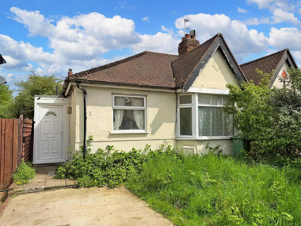 Sandringham Road, Northolt UB5 3 bed semidetached bungalow for sale