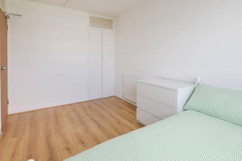 1 bedroom in a flat share to rent, Treby Street, London E3