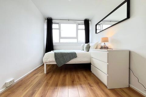 1 bedroom in a flat share to rent, Treby Street, London E3