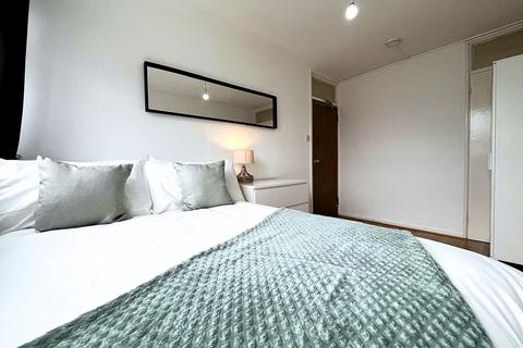 1 bedroom in a flat share to rent, Treby Street, London E3