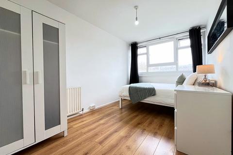 1 bedroom in a flat share to rent, Treby Street, London E3