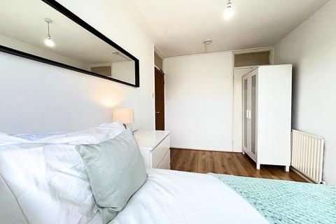 1 bedroom in a flat share to rent, Treby Street, London E3