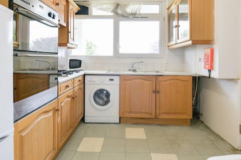 1 bedroom in a flat share to rent, Treby Street, London E3