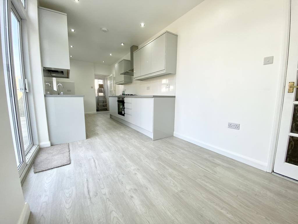 Longmore Avenue, EN5 4 bed end of terrace house £2,500 pcm (£