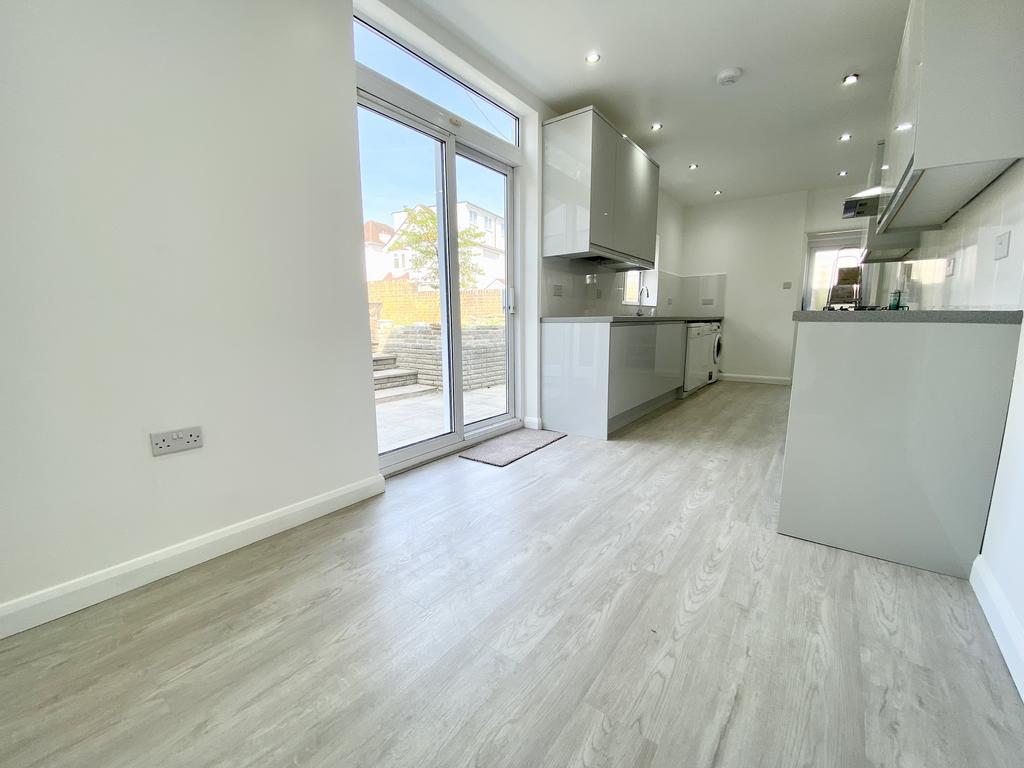 Longmore Avenue, EN5 4 bed end of terrace house £2,500 pcm (£