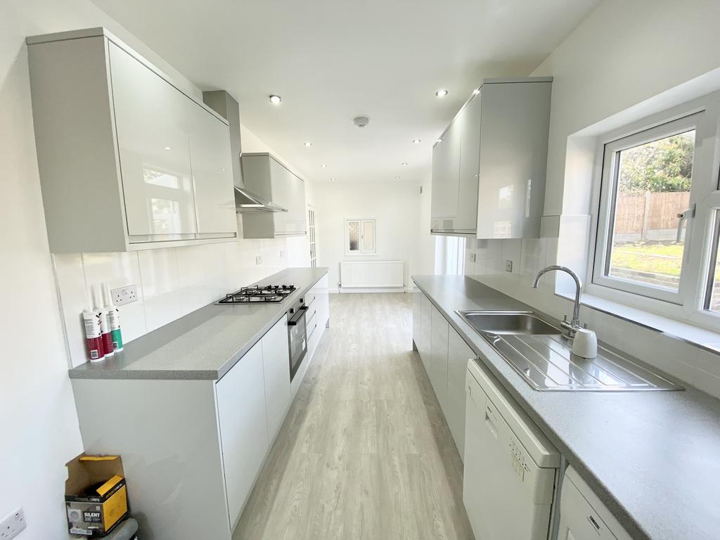 Longmore Avenue, EN5 4 bed end of terrace house £2,500 pcm (£