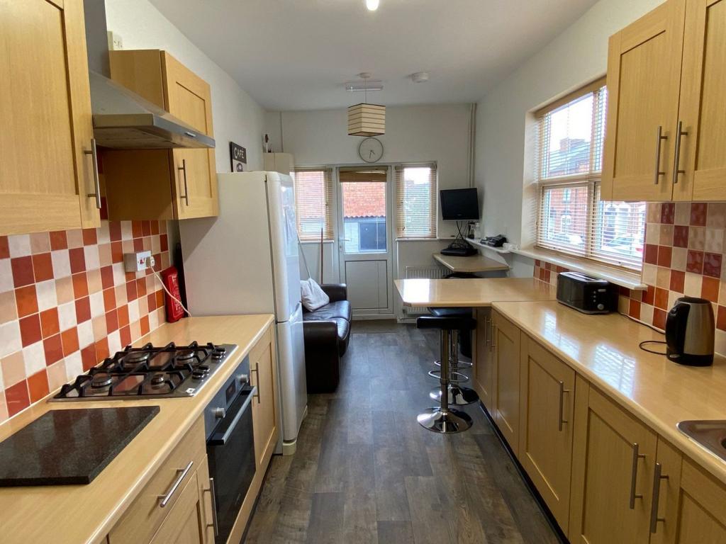 Semilong Road, Semilong, Northampton NN2 6DF 4 bed end of terrace house