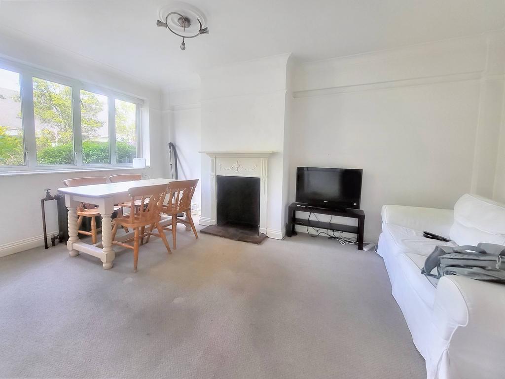 Kimber Road, London SW18 1 bed flat £1,300 pcm (£300 pw)
