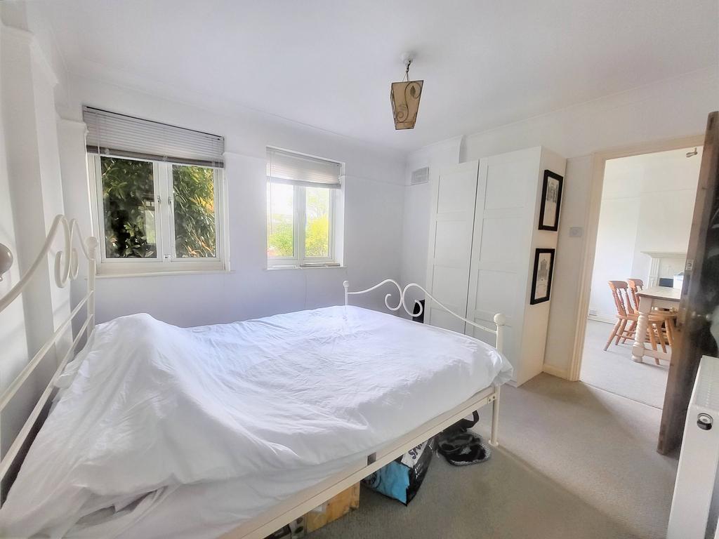 Kimber Road, London SW18 1 bed flat £1,300 pcm (£300 pw)