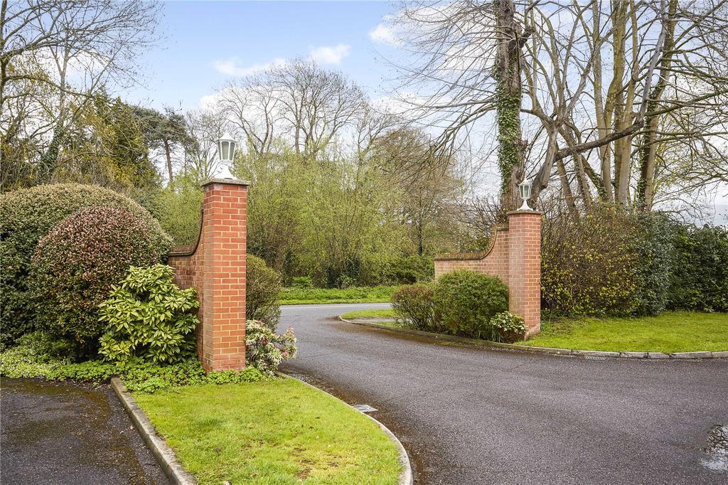 Leigh Corner, Cobham, Surrey, KT11 3 bed terraced house £850,000