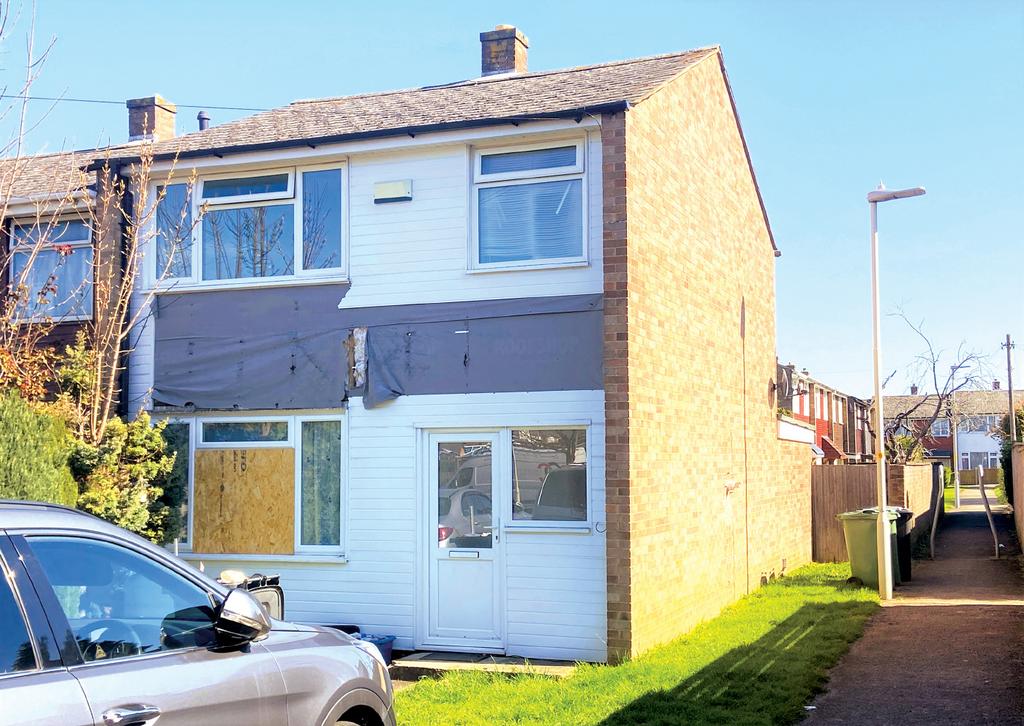 17 Robinswood Gardens, Gloucester 3 bed end of terrace house £70,000