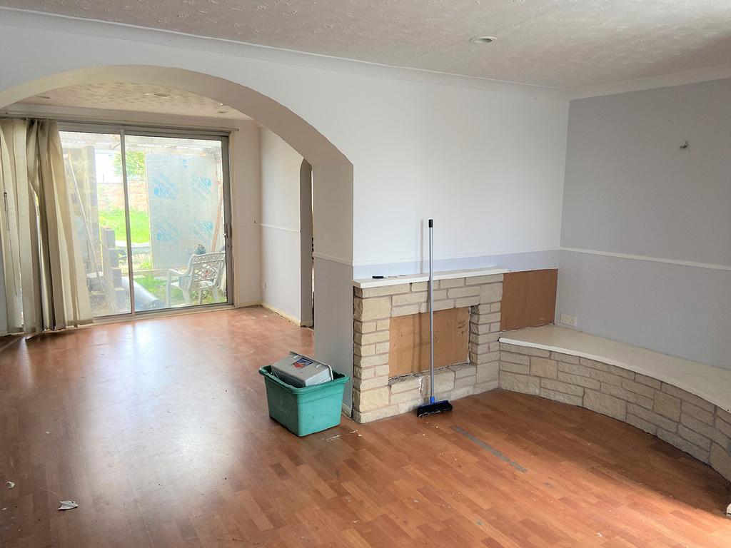 17 Robinswood Gardens, Gloucester 3 bed end of terrace house £70,000