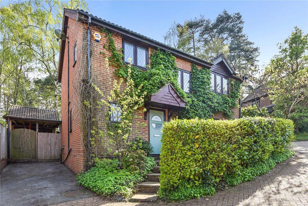 Monument Chase, Whitehill, Hampshire, GU35 4 bed detached house for