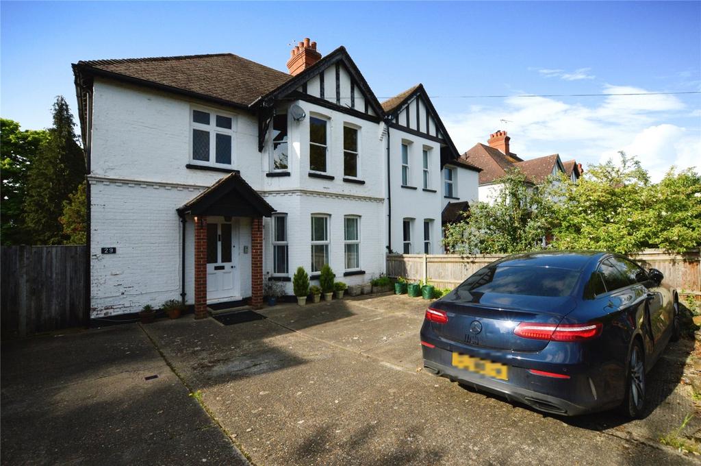 York Road, Woking, Surrey, GU22 2 bed apartment to rent £1,450 pcm (£