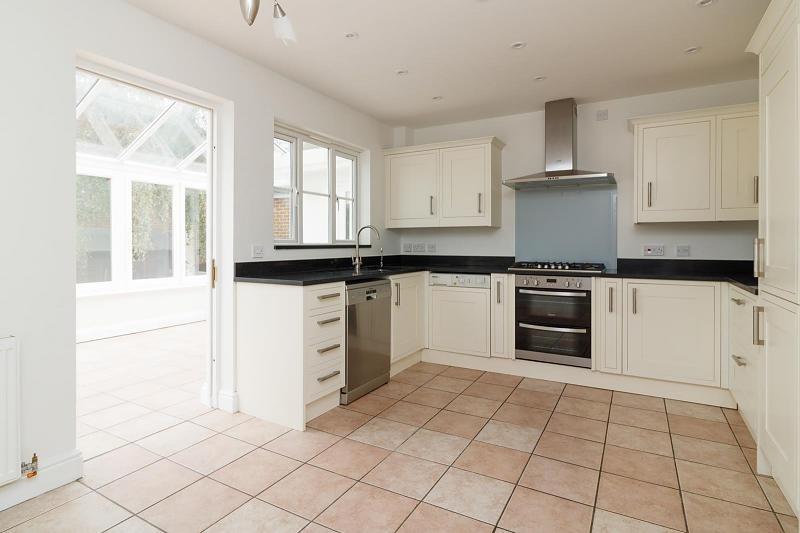 Magnolia Drive, Chartham 4 bed detached house £1,900 pcm (£438 pw)