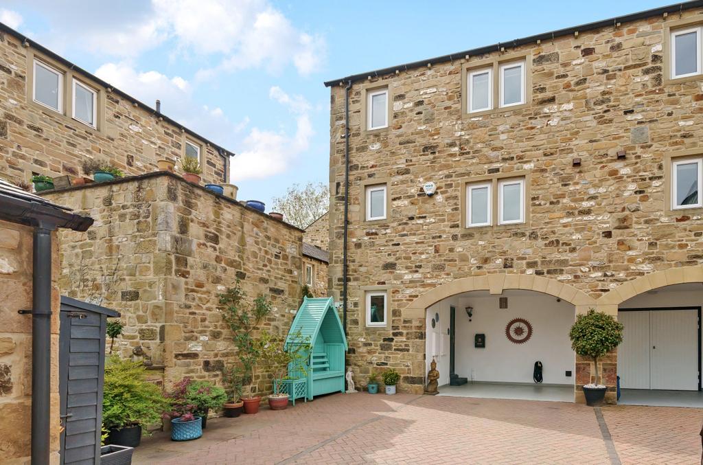 Weavers Court, Skipton, North Yorkshire, BD23 4 bed semidetached house