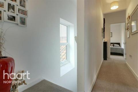 2 bedroom flat to rent, High Street, NR19