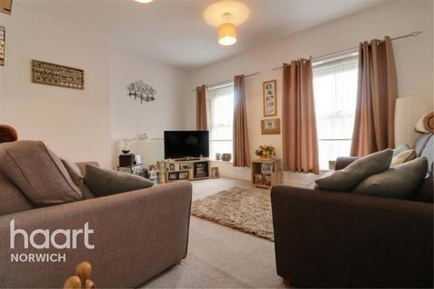 2 bedroom flat to rent, High Street, NR19