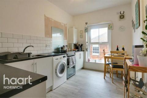 2 bedroom flat to rent, High Street, NR19