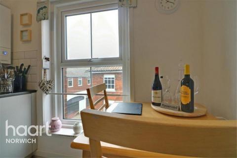 2 bedroom flat to rent, High Street, NR19