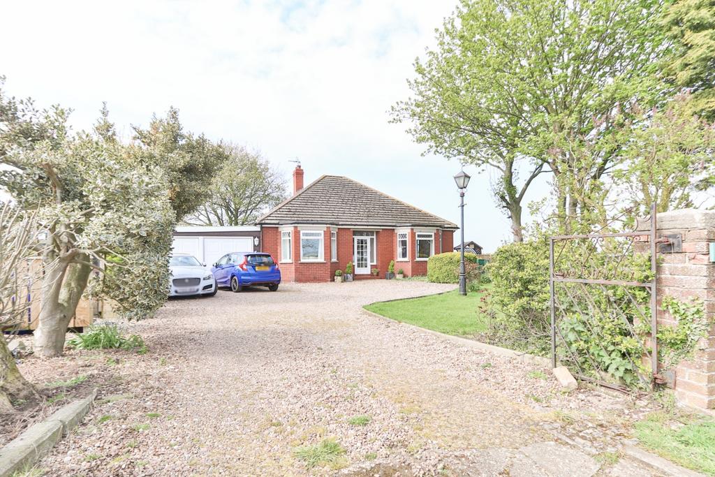 Newfield Lane, Lelley, Hull, HU12 8SU 3 bed detached bungalow for sale