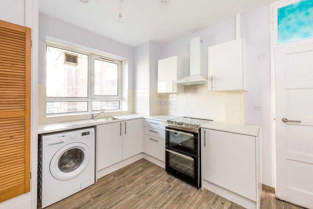 Wiltshire Close, Chelsea, London, SW3 3 bed flat - £3,684 pcm (£850 pw)