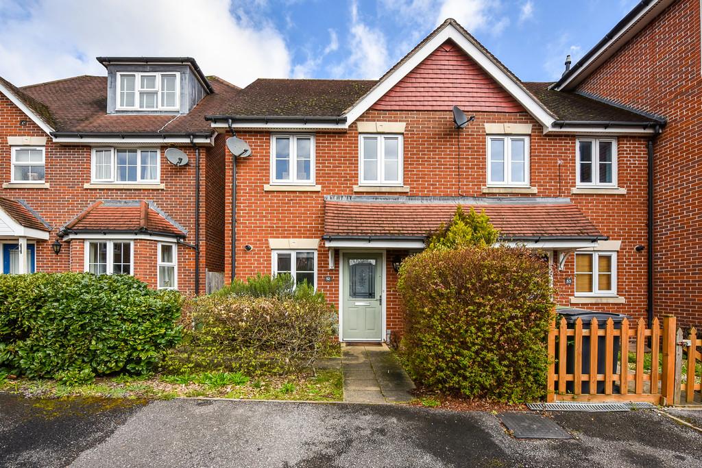 Royal Drive, Bordon 2 bed semidetached house £1,200 pcm (£277 pw)