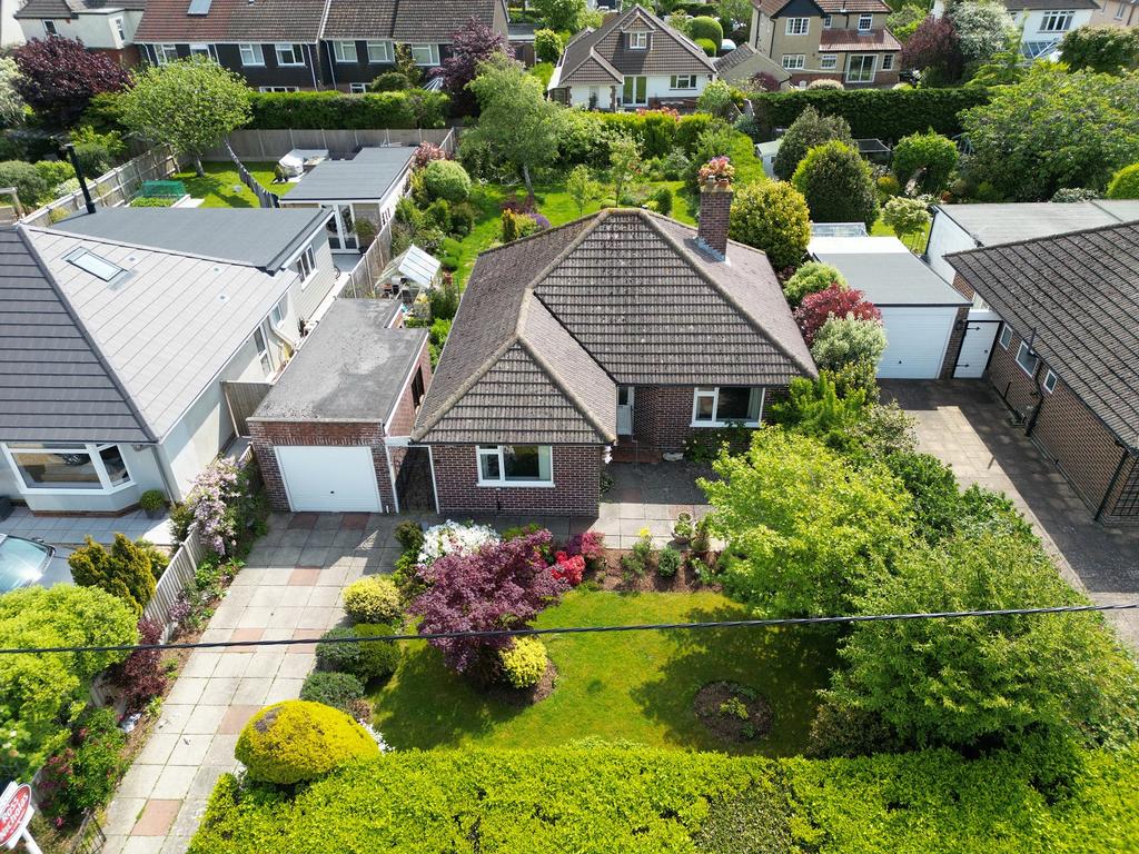 Barton Drive, Barton On Sea, New Milton, Hampshire. BH25 7JJ 2 bed