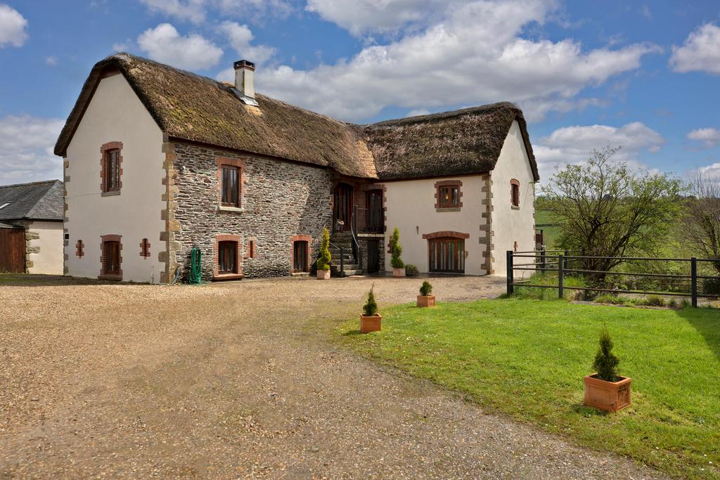 Milton Combe, Yelverton, Devon, PL20 5 bed barn conversion for sale £