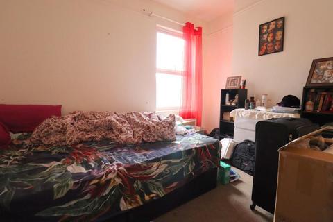 4 bedroom end of terrace house for sale - St Pauls Road, South Luton, Luton, Bedfordshire, LU1 3RX