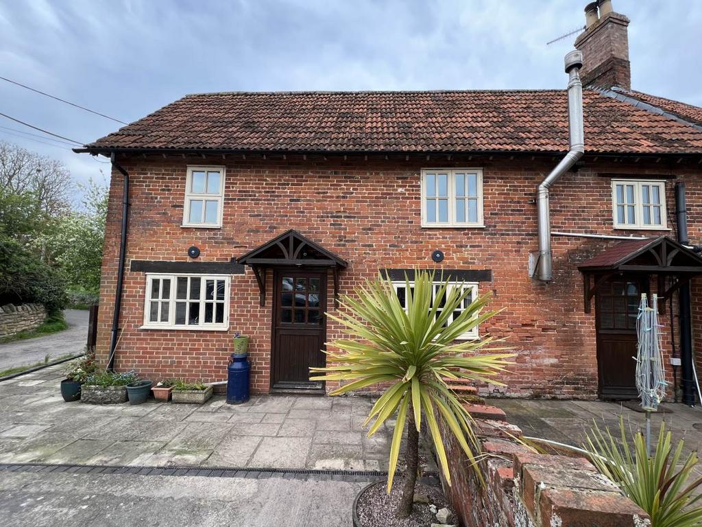 Great Hinton, Great Hinton, Nr Trowbridge 2 bed house £1,000 pcm (£