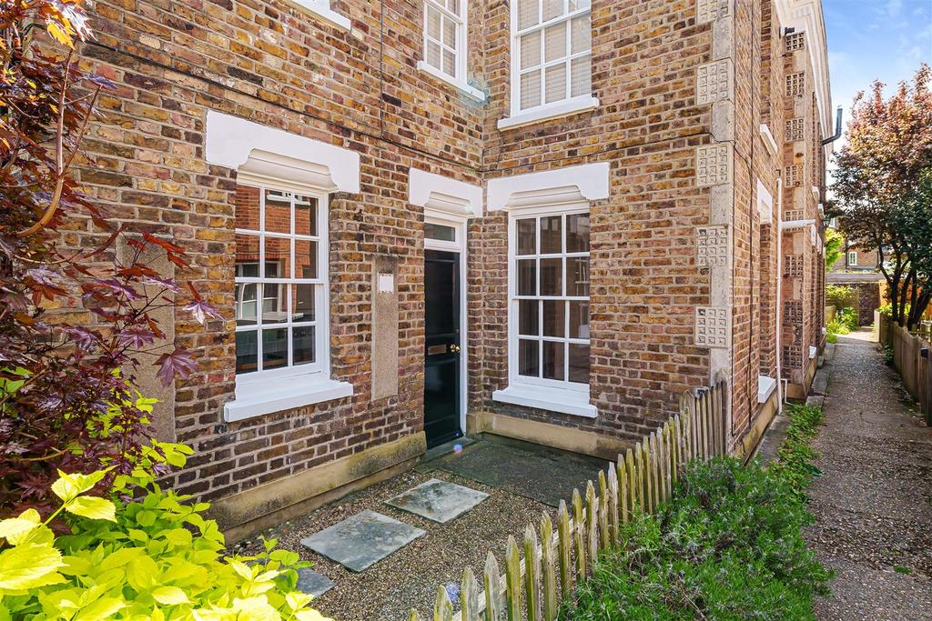 Prince Consort Cottages, Windsor 1 bed apartment £325,000