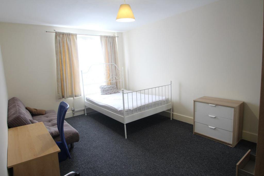 Balfour House, Ilford 3 bed house £1,750 pcm (£404 pw)