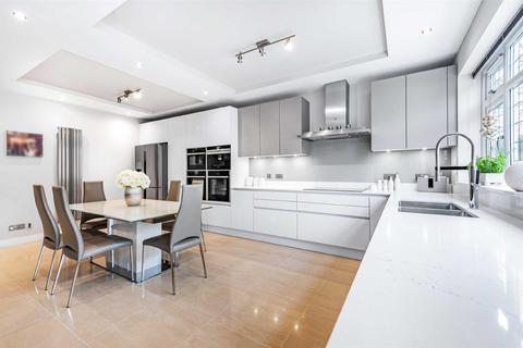 29 Chiddingfold, London, N12 7EX