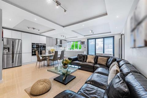 29 Chiddingfold, London, N12 7EX