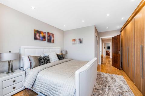 29 Chiddingfold, London, N12 7EX