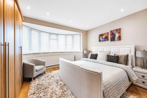 29 Chiddingfold, London, N12 7EX
