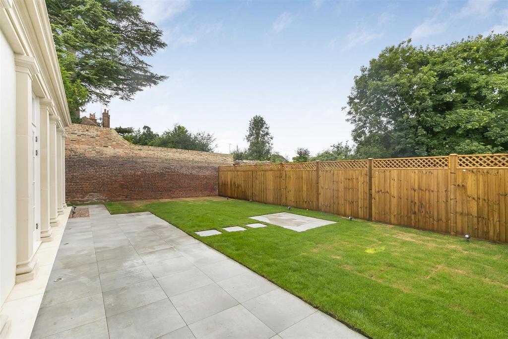 Totteridge Village, Totteridge 3 bed flat £6,000 pcm (£1,385 pw)