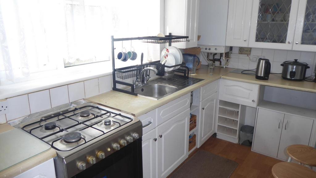 Dorchester Court, Chalk Hill, Watford WD19 2 bed for sale £350,000
