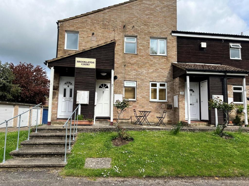 Brooklands Court, New Haw KT15 1 bed semidetached house to rent £