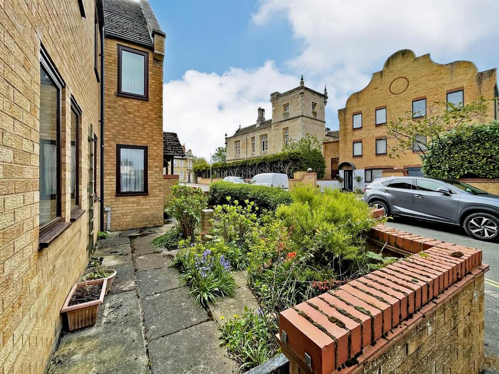 Welland Mews, Stamford 2 bed flat for sale £200,000