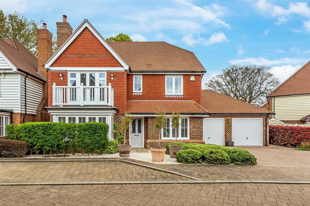 Bramble Close, Barns Green, Horsham 5 bed detached house £3,250 pcm