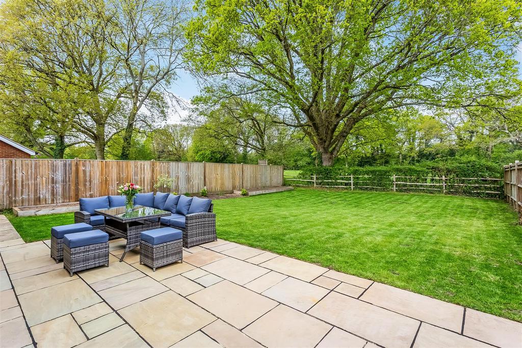 Bramble Close, Barns Green, Horsham 5 bed detached house £3,250 pcm